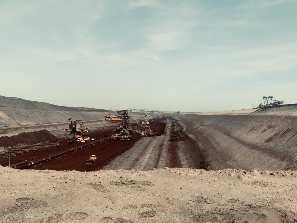 PT. Daya Energi Warukin - Tentang Kami